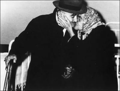 A lire avec l'accent du terroir :  Le Jules  dort avec  la Marie  (90 ans). La Marie s'est mise toute nue.  Qu'est-ce que c'est que a ?   dit le Jules. La Marie :  C'est ma nouvelle chemise de nuit !   - Le jules :