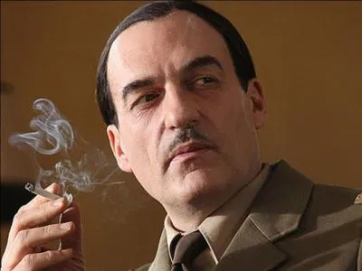 Le 02 aot, une personne est condamn  mort par contumace. Cette personne a dj t condamne le 04 juillet  4 ans de prison et 100 francs d'amende. Qui est-ce ?