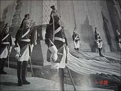 Le 15 dcembre, Hitler prend une dcision diplomatique mais surtout une mesure de propagande vis--vis de la France. Quelle est-elle ?