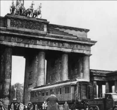 Toujours le 22 juin, l'armistice est sign, marquant la fin des oprations entre la France et l'Allemagne. A votre avis, o a t sign cet armistice ? Hitler voulant en faire un symbole...