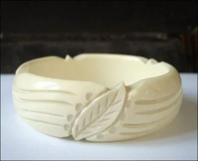 Qu'obtient-on en faisant bouillir du lait et en y ajoutant du vinaigre ?