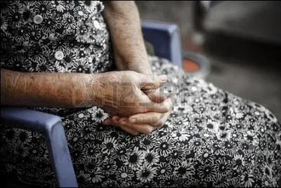 Cette femme ge marche pniblement, elle est  de rhumatismes.