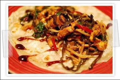 Continuons avec le porc Moo Shu : viande de porc coupe en fines lamelles, morceaux d'omelette, oignons, ssame grill, huile de cacahute, nouilles, pousses de bambou, sauce soja.  partir de quelle crale les nouilles sont-elles fabriques ?