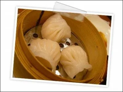 Prsents sous la forme de petits chaussons fourrs aux lgumes,  la viande ou  la crevette, ils peuvent tre frits, cuits  la vapeur ou bouillis. Ce sont des :