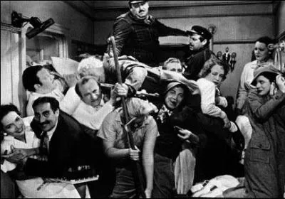 Dans  Une nuit  l'Opra , en quoi sont dguiss Chico et Harpo, pendant  Le trouvre  ?