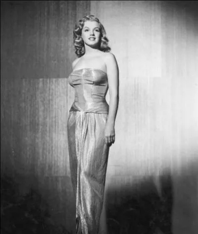 Dans  La pche au trsor , tourn en 1950, une fille anonyme vers la fin du film, dans le rle d'une cliente du dtective Sam Grunion, et habille d'une robe particulirement moulante, fait une trs brve apparition. Qui est-ce ?