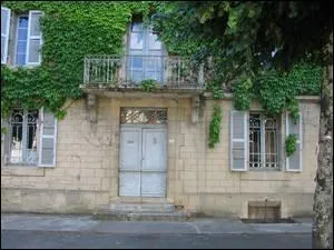 Guy Lux : ''Candidat suivant'' ... Le vieux candidat : ''Bonjour Guy Lusque ! C'est ---------------- de Cajarc. Alors, est-ce que le schilimi... limibli... milibli... '' ... Guy Lux : ''Non, écoutez monsieur, soyez gentil ! Il y a d'autres candidats, alors Simone, s'il vous plaît ? ''