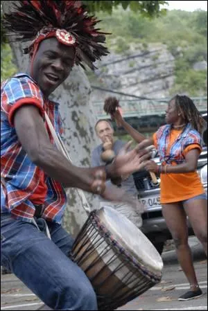 Simone : ''Candidat suivant.'' 
Candidat africain : ''Bonjour Guy Lusse là. Est-ce que si vous plaît, le Schmilblick, actuellement est-il cont' les travailleurs immigrés, là, dis donc ? '' 
Guy Lux : ''Euh, non, monsieur, à quoi pensez-vous ? ''