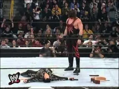 En 2001, Kane tablit un record d'liminations dans un mme match. Combien de personnes a-t-il limines ?