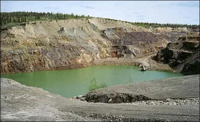 Le complexe minier Faro qui occupe plus de 25 km2 est situé au sud de la région centrale du Yukon. Quelles extractions y faisait-on ? Indices respectifs : numéros atomiques 82 et 30.