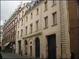 Au n100 de la rue de Charonne se trouve les vestiges d'un couvent. Btis au XVIIe sicles, il est remani au XVIIIe par Jean-Sylvain Cartaud. Transform plus tard en locaux industriels, ses 3 corps restant sur la premire cour avec ses caves, la nef de sa chapelle coupe en deux plans, son escalier  balustres de bois datant du XVIIe sont classs depuis le 30 avril 1990, mais quel est son nom ?