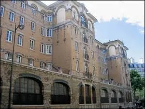 Situe au 94 rue de Charonne  l'angle de la rue Faidherbe, c'est entre 1641 et 1904 un couvent dominicain des Filles-de-la-Croix et a la rputation d'tre le lieu de spulture de Cyrano de Bergerac. Dmoli en 1904, un immeuble y est bti en 1926 par l'Arme du Salut, destin  l'accueil des jeunes filles et femmes seules. Btiment compos de 630 chambres, je m'appelle :