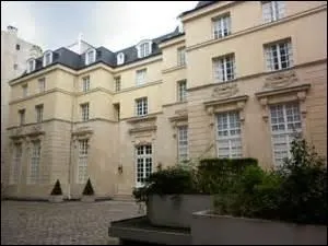 Construit en 1661 par l'architecte Pierre Delisle-Mansart entre le 51 et le 53 de la rue de Charonne pour le chancelier du duc d'Orlans. Habit de 1746  1782 par l'inventeur et mcanicien Jacques de Vaucamson, 1er muse public des Arts et Mtiers jusqu'en 1800, restaur dans les annes 1960, un immeuble d'habitation et venu l'obstruer, mais il reste visible  partir du passage Charles Dallet ...