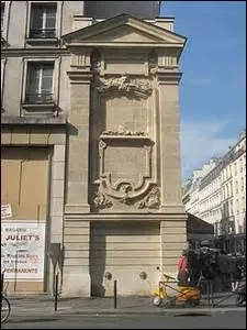 Situe  l'angle de la rue du Faubourg Saint-Antoine et de la rue de Charonne, elle est aussi appele fontaine Trogneux. Elle fait partie avec la fontaine de la question n16 des rescapes des 5 fontaines commandes sur ordonnance de Louis XV pour alimenter le quartier Saint-Antoine en eaux. Construite en 1719, c'est la fontaine de Charonne, mais d'o vient le nom de  Trogneux  ?