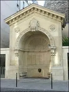 Appele aussi fontaine Molinos, elle est construite comme l'indique la vote intrieure en 1846. Alimente par le canal de l'Ourcq, elle permettait de fournir l'eau au quartier du Faubourg-Saint-Antoine. Situe au n70 de la rue de la Roquette, elle n'est plus en fonctionnement, mais quel est son vritable nom ?
