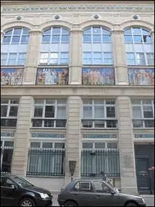 Btie en 1884 par l'architecte Paul Sdille au 4 rue de la Pierre-Leve, c'est une faencerie trs reconnue et marque avant sa construction (dans son ancien tablissement) par une mdaille d'or  l'exposition de 1878. Ferme en 1935, ils subsistent encore de nos jours des fours dans son sous-sol, c'est la ...