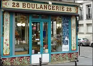 Boulangerie-ptisserie situe boulevard Beaumarchais, amnage vers 1900 par l'atelier Benoist et Fils, ses faades sont revtues de panneaux de cramique verticaux  thme floral, composs de fleurs sauvages. Les panneaux sont constitus de carreaux de 10cm, la plinthe est dcore d'une frise de fleurs de chardon. Le dcor intrieur comporte des toiles peintes fixes sous verre, c'est ...