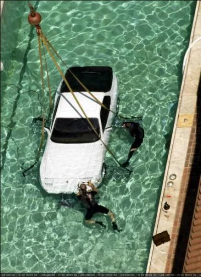 Pour quel clip cette voiture a-t-elle t mise dans sa piscine ?