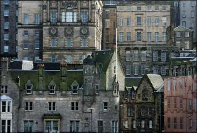 Le Royaume-Uni est divis entre quatre grandes nations constitutives, l'Angleterre, le Pays de Galles, l'Ecosse et l'Irlande du Nord. Sans compter l'Angleterre (la plus vaste et la plus peuple des quatre), laquelle de ces nations constitutives possde t-elle la superficie la plus importante ?