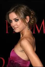 A partir de quelle saison a-t-elle la cheveux courts ?