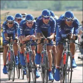 Surnomme   le train bleu  , cette quipe cycliste professionnelle est connue pour avoir eu dans ses rangs un mdiatique champion au palmars trs controvers...