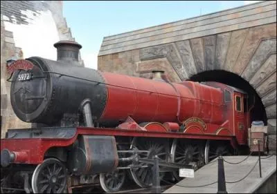 De quelle gare part le   Poudlard Express  , train de l'univers magique de Harry Potter, qui emmne les lves vers l'cole de Poudlard en Ecosse ?
