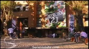 O� Violetta prend-elle des cours de piano et plus tard de vrais cours ?