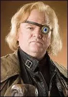 Par qui se fait-il attaquer avant de partir  Poudlard dans le quatrime film ?