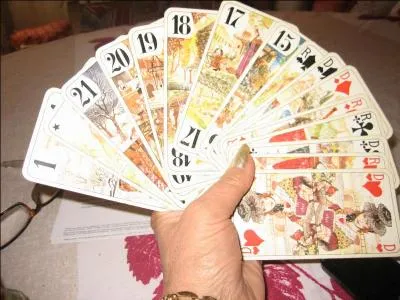 Vous avez donc les 4 mariages, et uniquement des atouts dont 2 bouts (oudlers) qui sont l'excuse et le 21. Parmi vos atouts vous avez le 20, 19, 18, 17, 15, quelle carte allez-vous jouer si vous avez la main ?