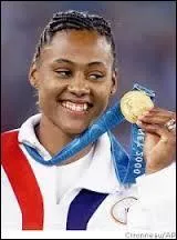 Marion Jones est connue pour sa grande carrire dans le sprint, remportant plusieurs titres lors des Jeux olympiques et Championnats du monde. Mais en 2007, elle sera reconnue coupable de dopage ce qui mettra un terme  sa carrire sportive. Dans quel sport avait-elle commenc sa carrire professionnelle avant de s'orienter vers l'athltisme ?