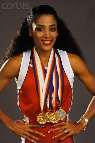 Florence Griffith-Joyner, ne le 21 dcembre 1959  Los Angeles et dcde le 21 septembre 1998, tait une athlte amricaine. Elle dtient depuis 1988 des records du monde hors normes malheureusement entachs de lourds soupons de dopage. La sportive tait galement clbre pour ses bodys fluo et ses ongles peints, longs de 15 cm. Quelle tait sa spcialit ?