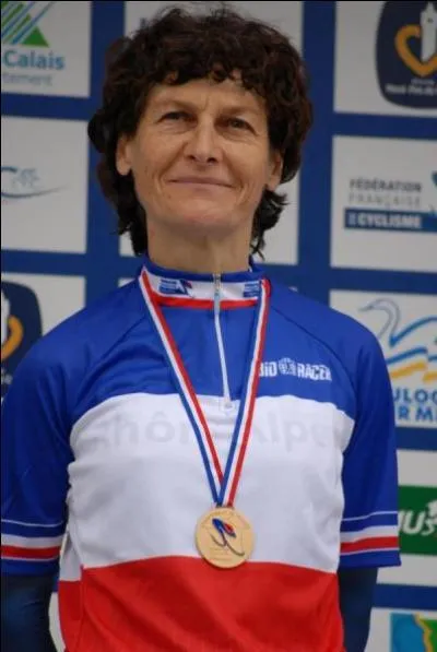 Jeannie Longo est la cycliste la plus titre de toutes avec 30 mdailles aux Jeux olympiques et aux Championnats du monde de cyclisme, 38 records du monde, et 1157 victoires depuis sa premire licence. Sur 10 participations au Tour de France, combien en remporte-t-elle ?