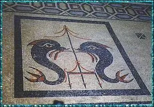 Aprs s'tre purifi, Apollon russit  convaincre des marins crtois de l'accompagner pour devenir les premiers gardiens de son sanctuaire. Il prit la forme d'un dauphin, delphinos en grec, ce qui expliquerait le nom de Delphes. D'aprs les historiens,  la fin de quel sicle Apollon supplanta-t-il la vieille desse ?