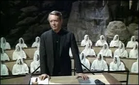 Qui aide le chef du Village dans sa tche ?