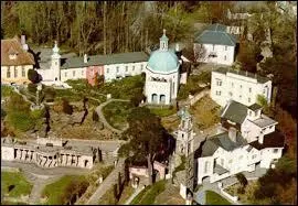 Comment s'appelle le lieu o il est retenu prisonnier ?