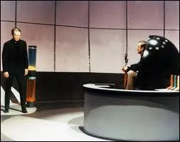 Qui dirige le Village, le responsable tant   renouvel    chaque nouvel pisode ?