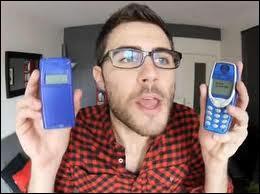 Dans quelle vidéo Cyprien a-t-il cherché exprès ses vieux téléphones portables ?