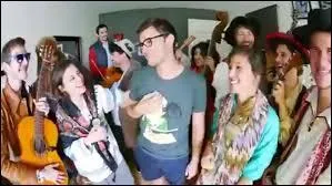 Dans quelle vido des musiciens et des danseuses dbarquent-ils chez Cyprien et rptent tout ce qu'il dit ?