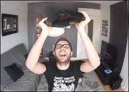 Dans quelle vido Cyprien teste-t-il une nouvelle console ?