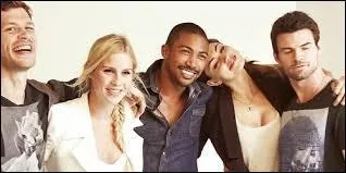 Lequel des Mickaelson a t poignard dans une bote au cours des premiers pisodes ?