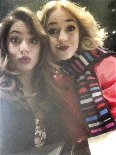 Sa meilleure amies est Mercedes Lambre.