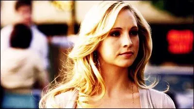 Caroline Forbes a t transforme en vampire dans la saison 3 par Damon Salvatore. Vrai ou faux ?