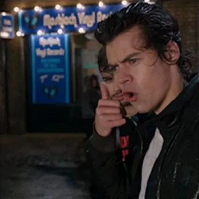 De quelle couleur est la chemise d'Harry ?