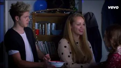 Qui drague une belle blonde ?