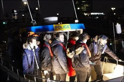 Qui donne un autographe au policier ?