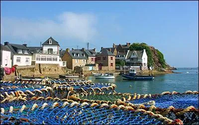 ''Loguivy-de-la-Mer'' est une chanson qui évoque avec nostalgie la fin des derniers pêcheurs terre-neuvas. Où se trouve ce petit port tout proche de l'île de Bréhat ?