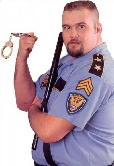 Quel catcheur habill en policier a commenc  svir sur le ring en 1985 ?