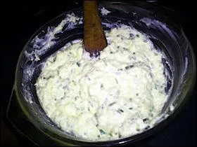 Quelle est cette spcialit lyonnaise faite avec du fromage blanc, du fromage de chvre, assaisonne de fines herbes hchs et de vinaigre ?