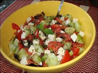 Quel fromage agrmente cette salade de tomates ?