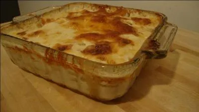 Quel est ce gratin fait dans un plat frott  l'ail, compos de pommes de terre cuites dans de la crme sur lequel on met du fromage rap ?